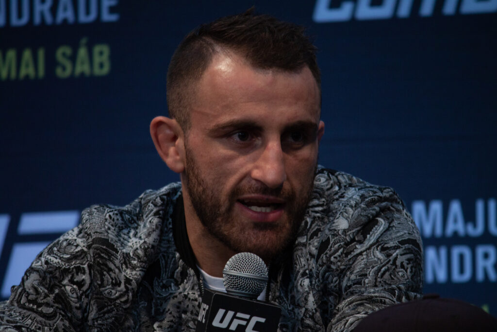 Alexander Volkanovski Pulls Hilarious Prank on UFC Fan